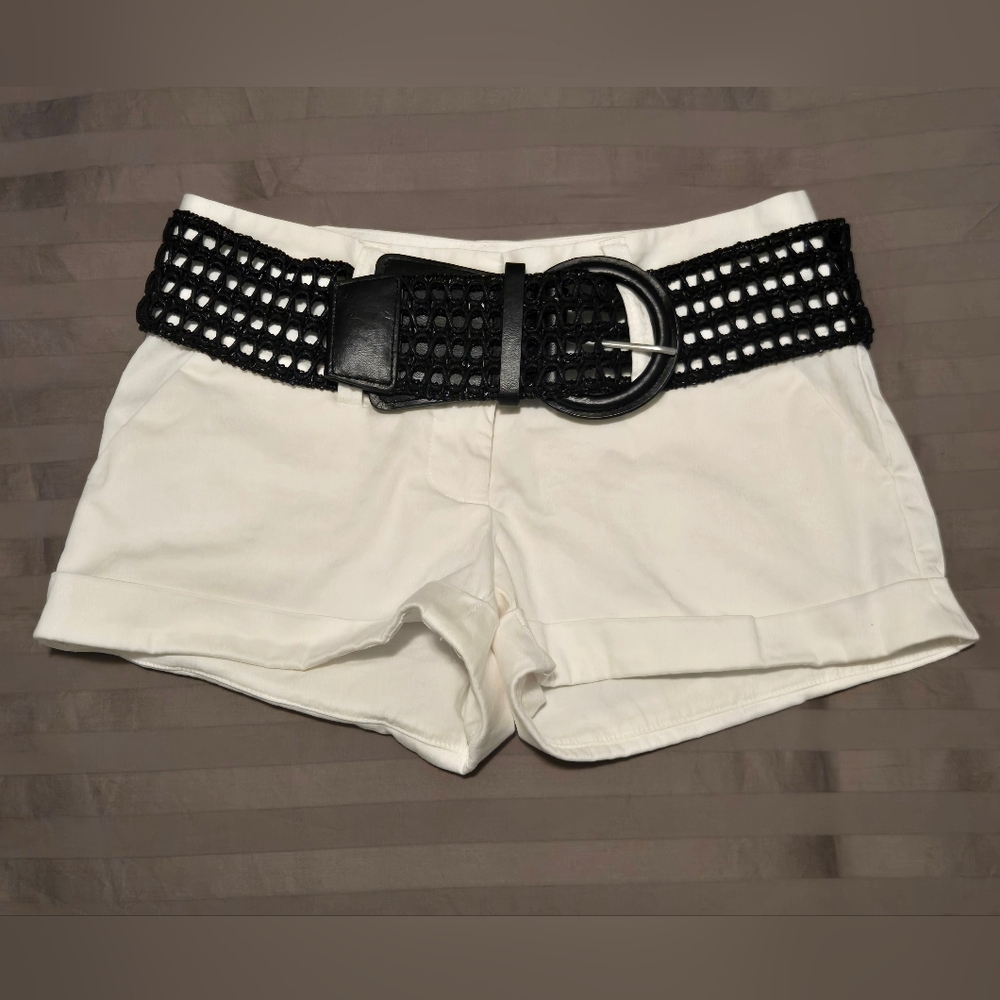 Y2K Vintage Guess White Mini Cotton Shorts With Black Belt. Size 24.